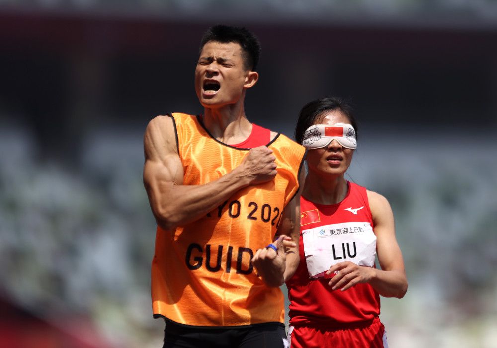 休息归来绿军虽然以布朗为首稳定输出，但骑士这边勒韦尔成为奇兵连看15分并带队追至3分重燃希望；不过末节绿军防守强度迅速起来，他们近半节时间仅丢6分稳住局面，面对骑士的追赶，霍勒迪和塔图姆最后连续打成关键球拉开至11分奠定胜局。